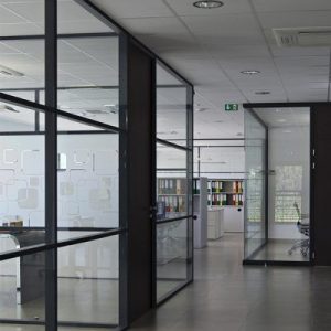 Installation de cloison de bureau amovible en bois pour un design chaleureux et acoustique en Suisse