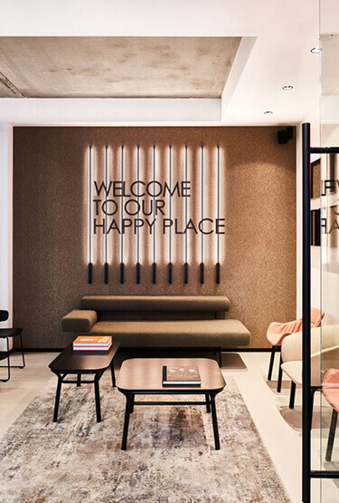 Banque d'accueil design et aménagement haut de gamme de l'espace réception à Genève