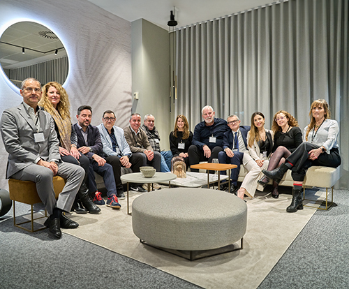 Aménagement d'un espace de travail tertiaire moderne avec bureau ergonomique et accessoires de bureau haut de gamme à Genève